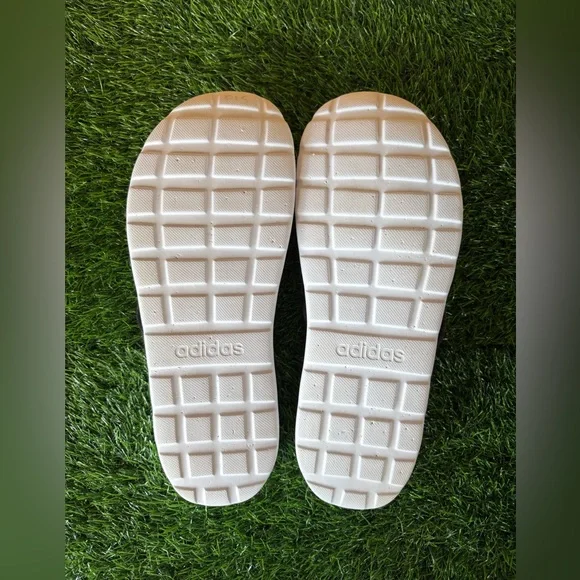 adidas Women’s Adilette Comfort Flip-Flops/Size: 10/Colors: Black and White/VGC - Picture 8 of 9